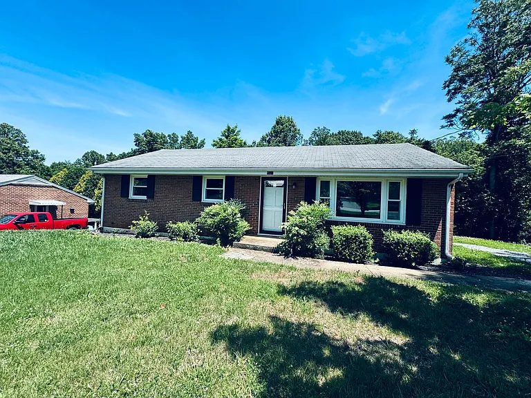 1027 Woodhaven Dr — Photo 1