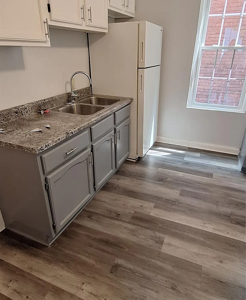 2 bed, 1.0 bath, 1000 sqft, $1,795 — Photo 2