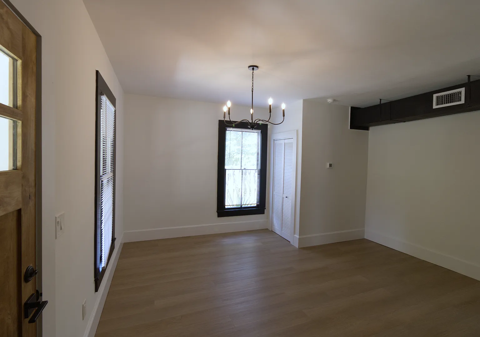 Beautifully Renovated 2-Bedroom Apartment in Duck Pond — Photo 2