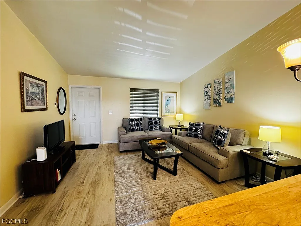 2 bed, 2.0 bath, 872 sqft, $3,400 — Photo 4