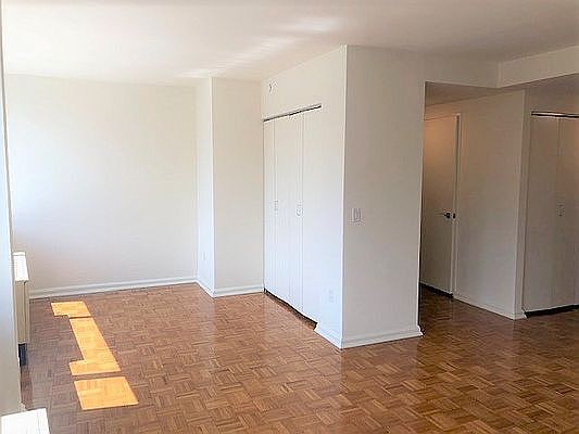 4th image of 510 W 52nd St APT 18H