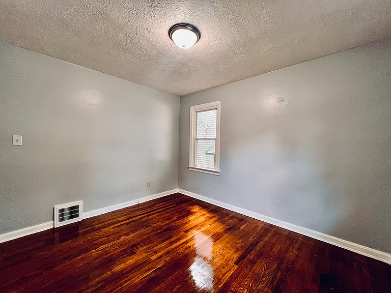 8606 Rosewood Ave — Photo 10
