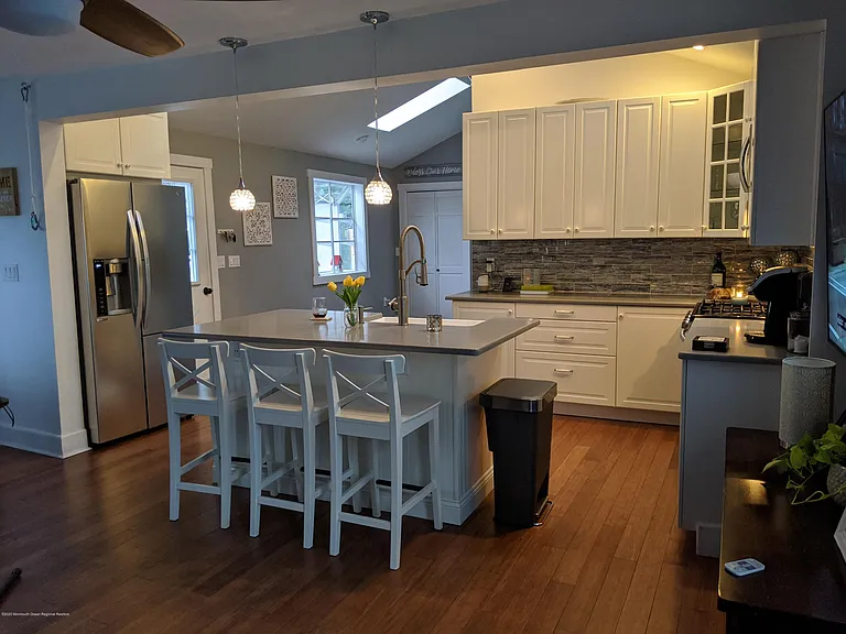 1121 Bay Ave — Photo 8