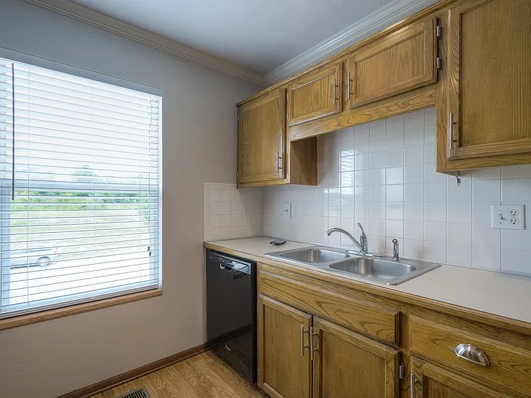 Kitchen tiled backsplash