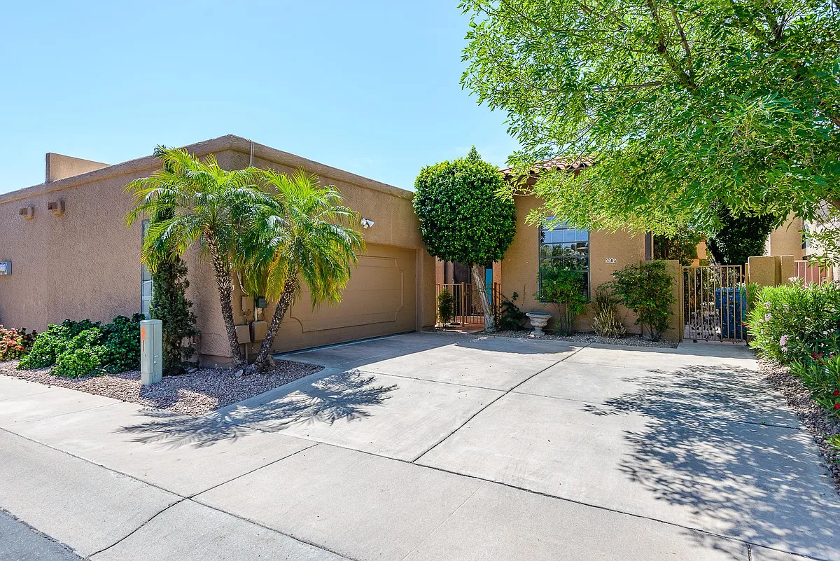 Building Photo - 5505 E Desert Hills Dr