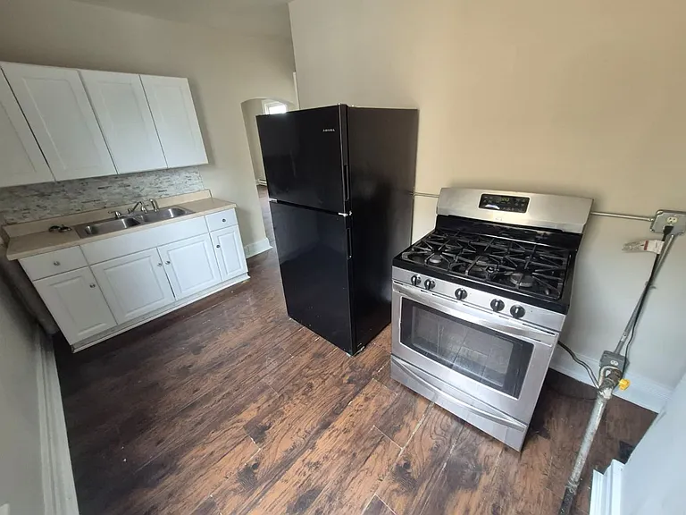 215 Elm St — Photo 4