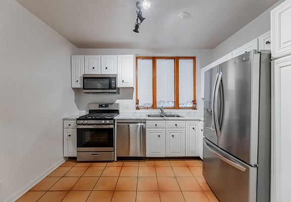 3rd image of 8050 S Oglesby Ave