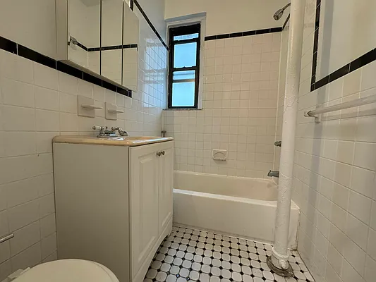 Rented by Hillel Realty Group | media 18