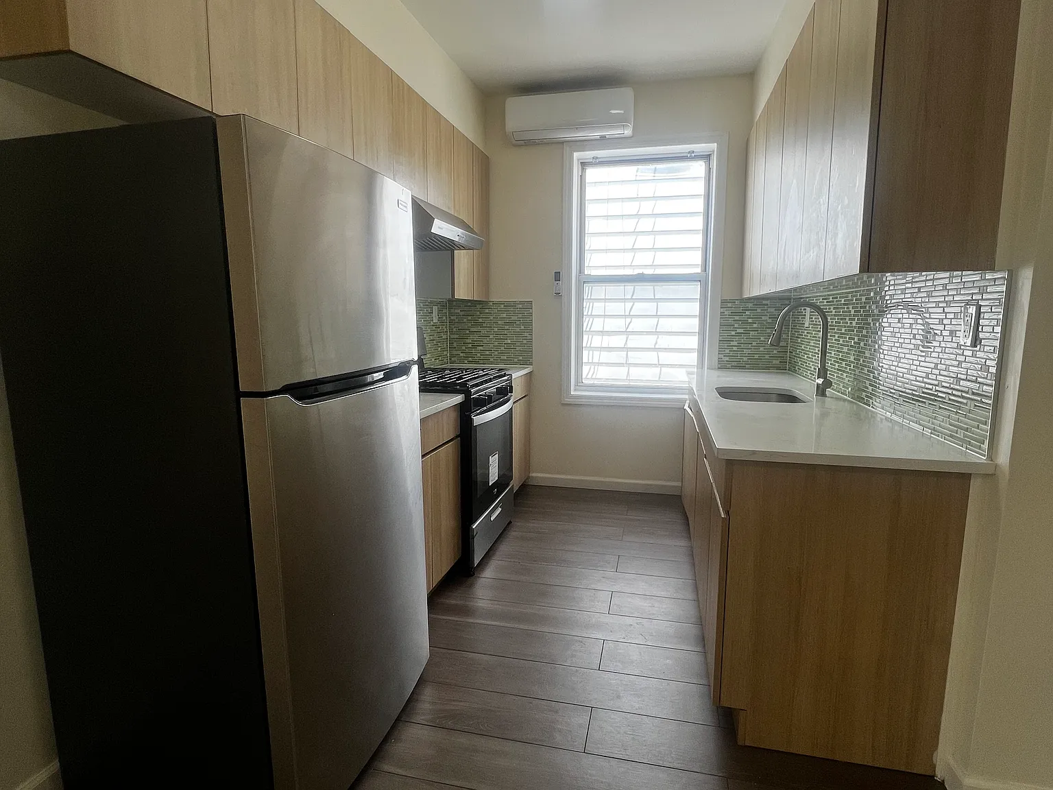 3 bed, 1100 sqft, $3,373 — Photo 2