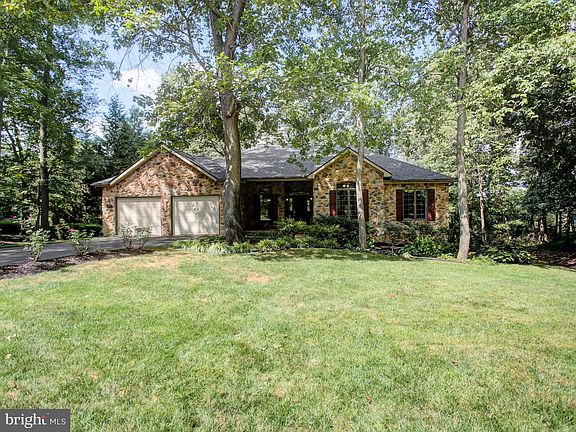 3rd image of 2628 Castlegreen Dr