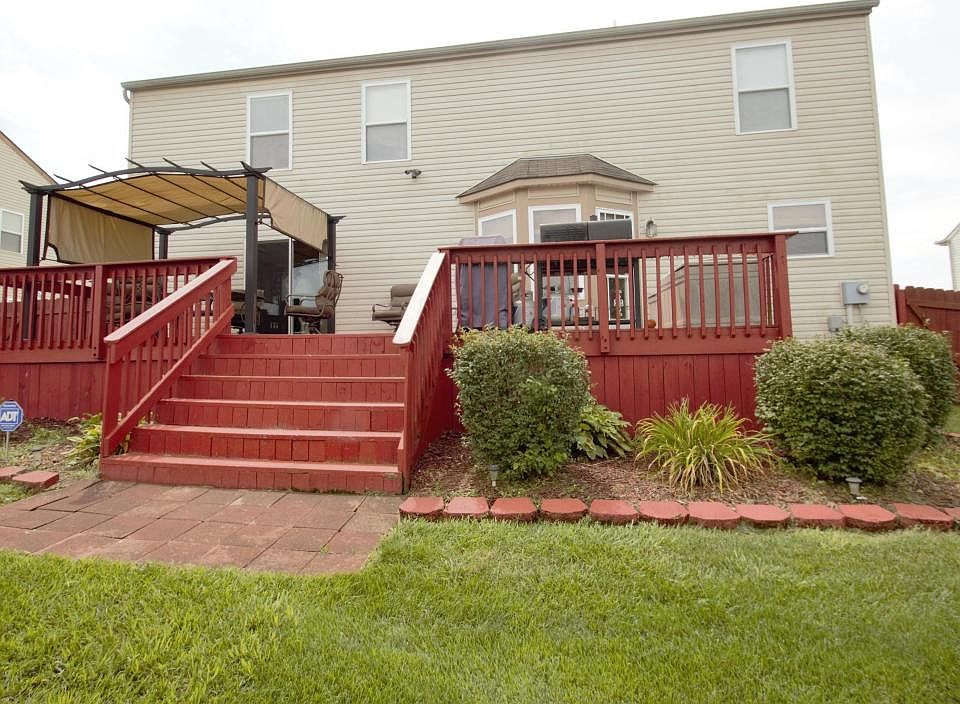 1st image of 115 Knights Bridge Dr N