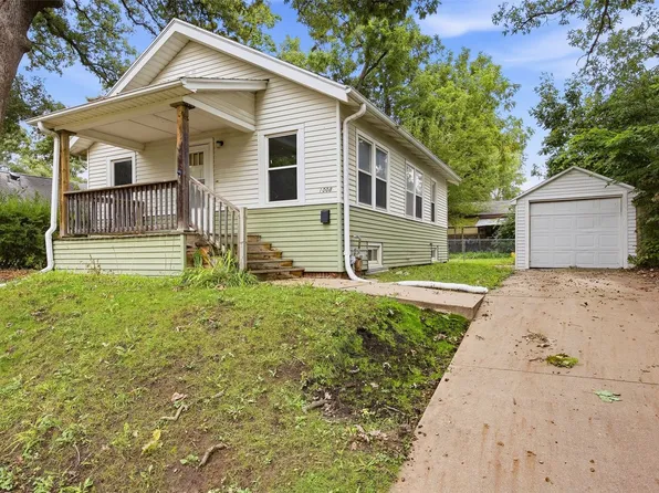 1008 Daniels St NE, Cedar Rapids, IA 52402