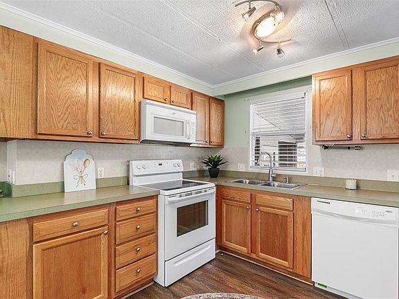 4th image of 914 Pine Ridge Dr