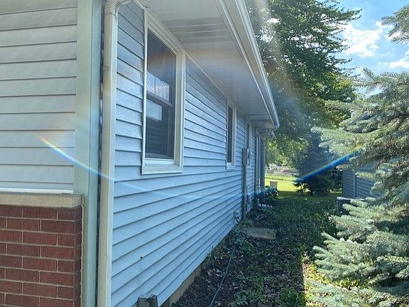 3rd image of 213 Manor Dr