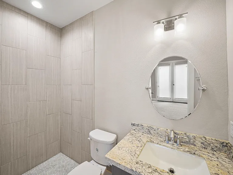 2547 Calumet St — Photo 7