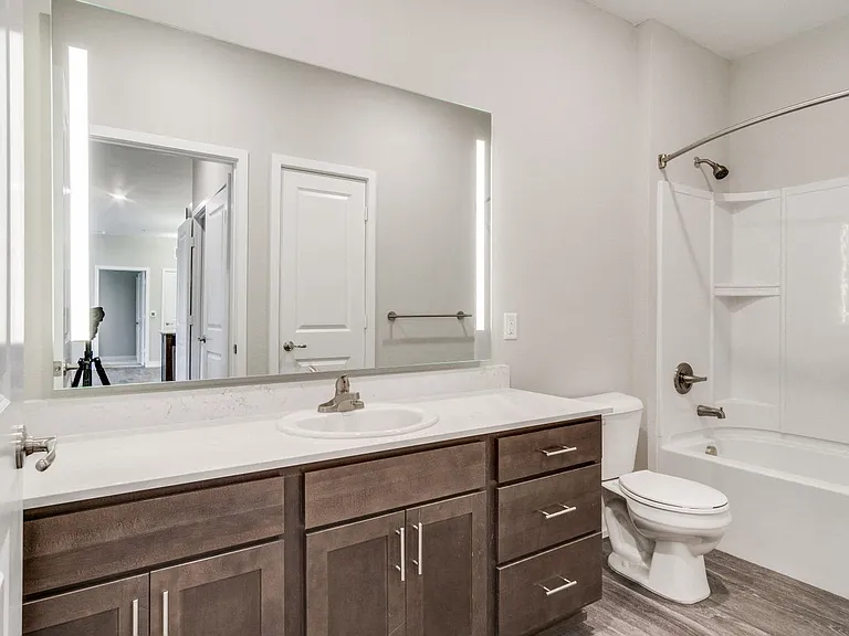 Bathroom (Laurel)