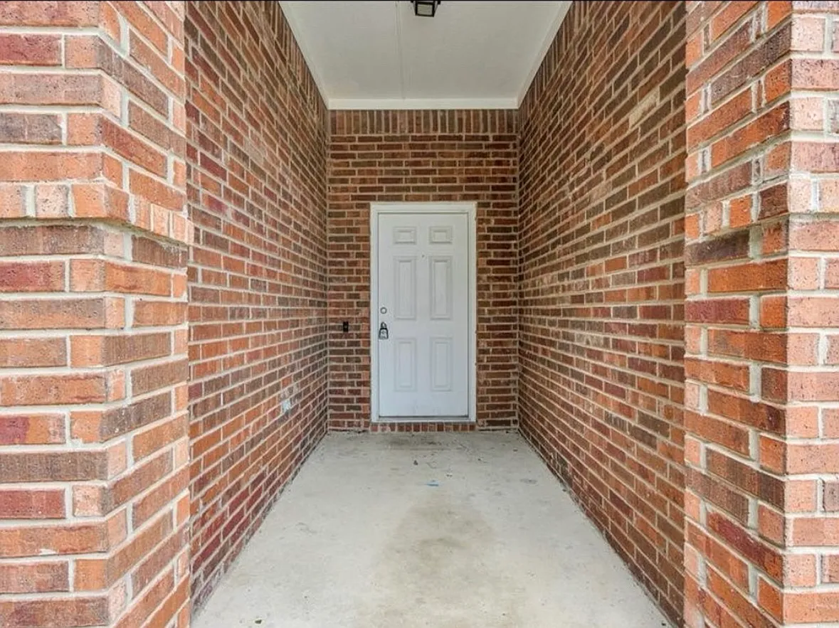 3 bed, 1360 sqft, $2,100 — Photo 3