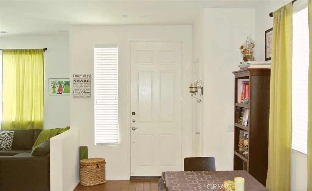 3 bed, 3.5 bath, 2077 sqft, $3,200 — Photo 4