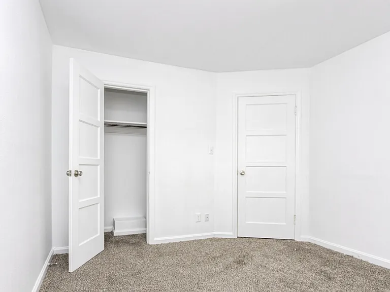 Colonial Manor Apartments — Photo 25