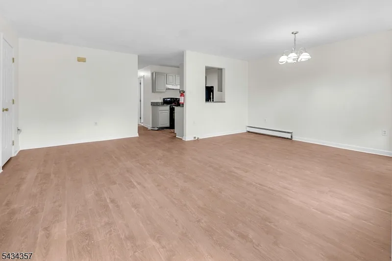 3 bed, 1.0 bath, 950 sqft, $2,550 — Photo 2