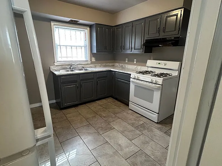 453 Hovey St — Photo 9