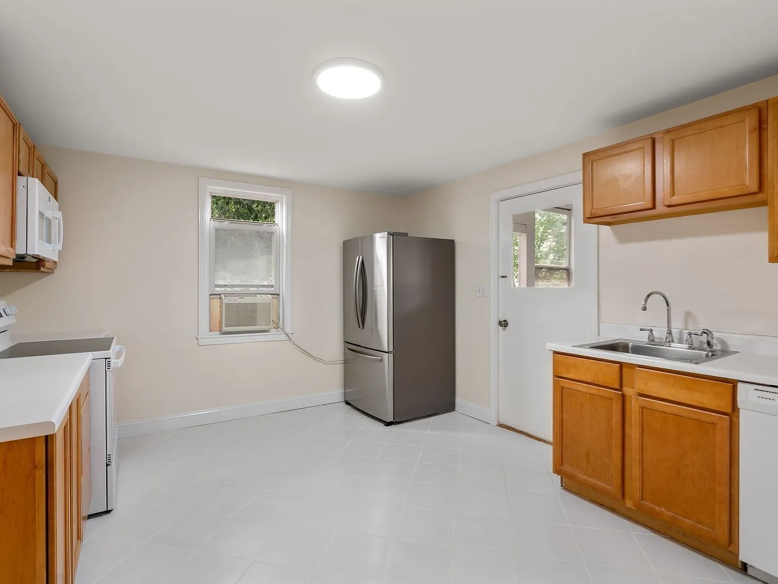 3 bed, 1552 sqft, $3,600 — Photo 3