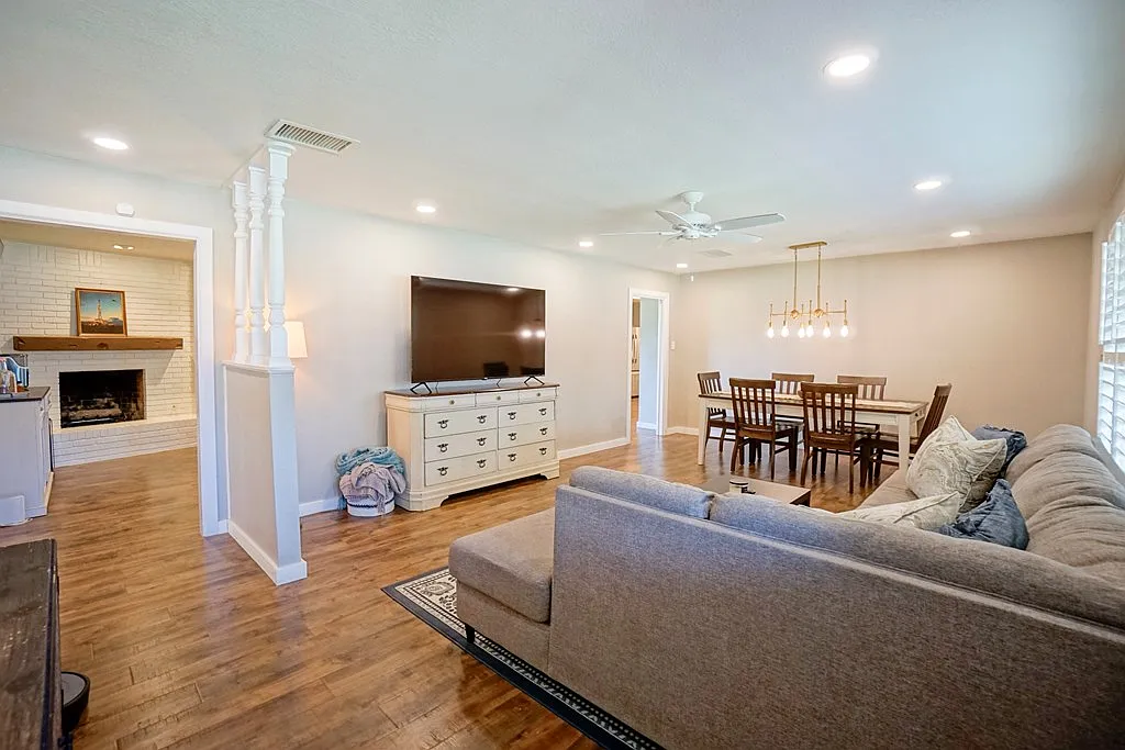 3 bed, 2.0 bath, 1848 sqft, $3,000 — Photo 3