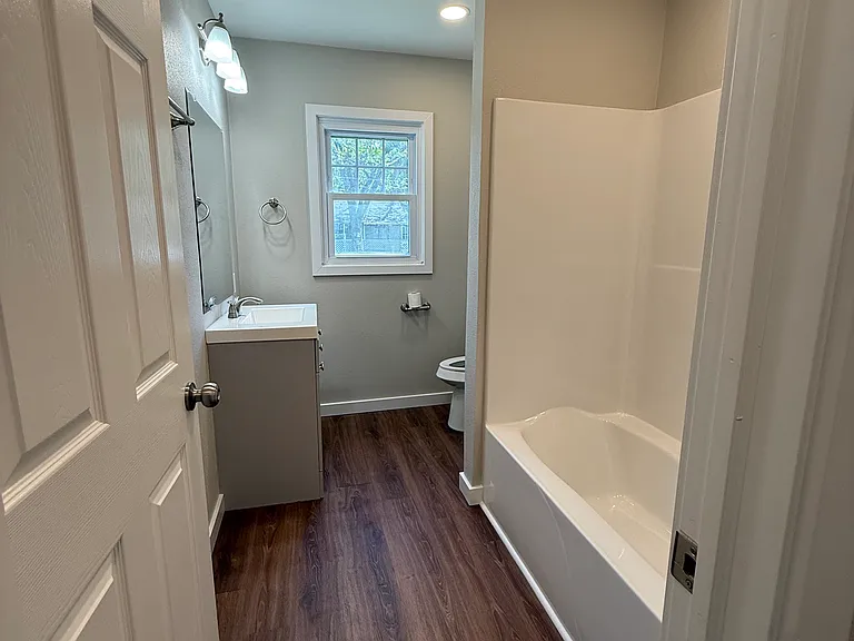 318 E 5th St — Photo 11