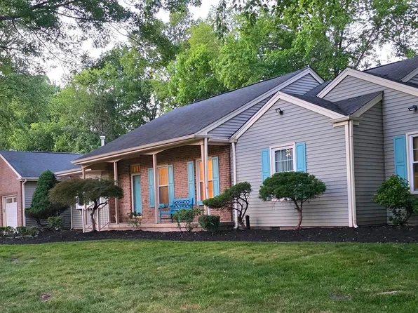 28 Hopemont Dr, Mount Laurel, NJ 08054