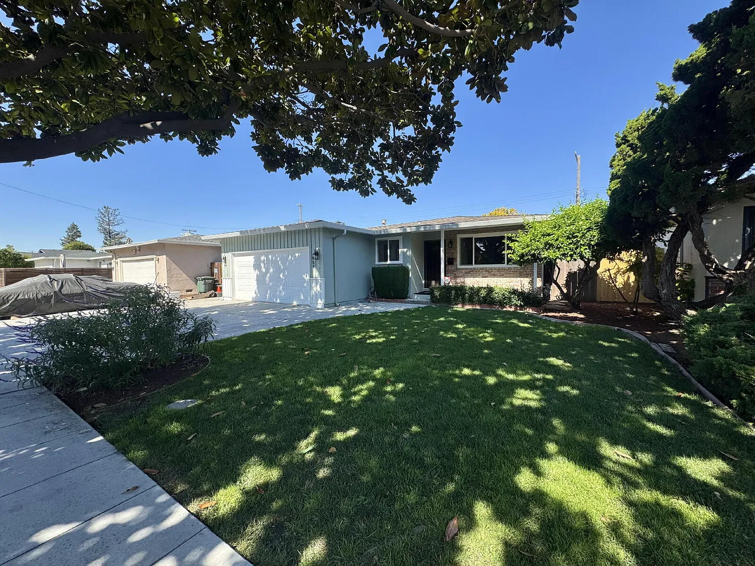 3 bed, 2.0 bath, 1374 sqft, $5,000 — Photo 2