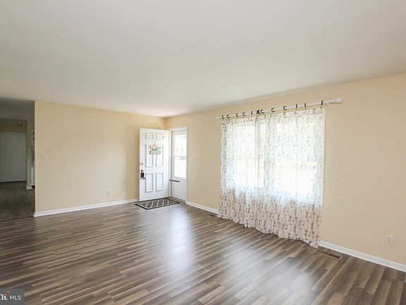 5th image of 402 Elm Dr