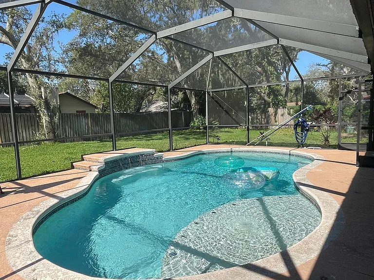 213 Bloomingfield Dr — Photo 2