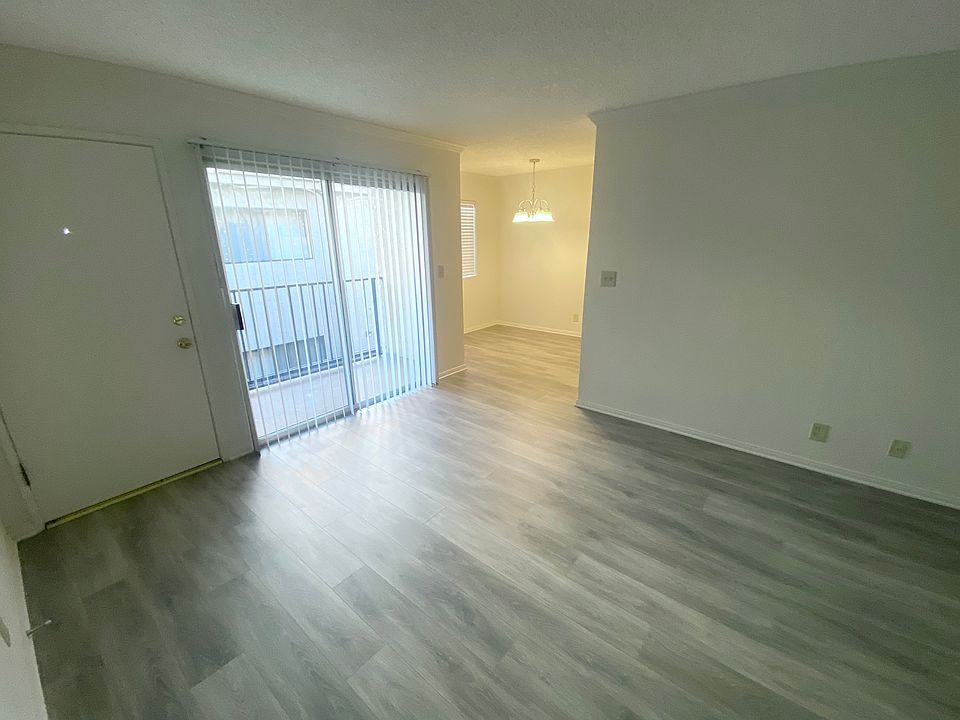 Living room & Dining nook