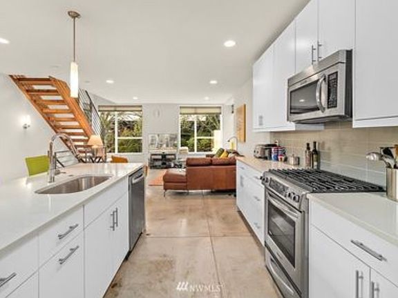 5th image of 206 26th Ave E