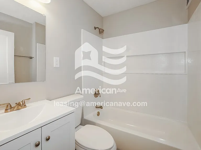 1064421_010_wm_-_main_bathroom_13183906.jpg