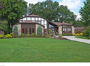 2712 Circlewood Dr, Westlake, OH