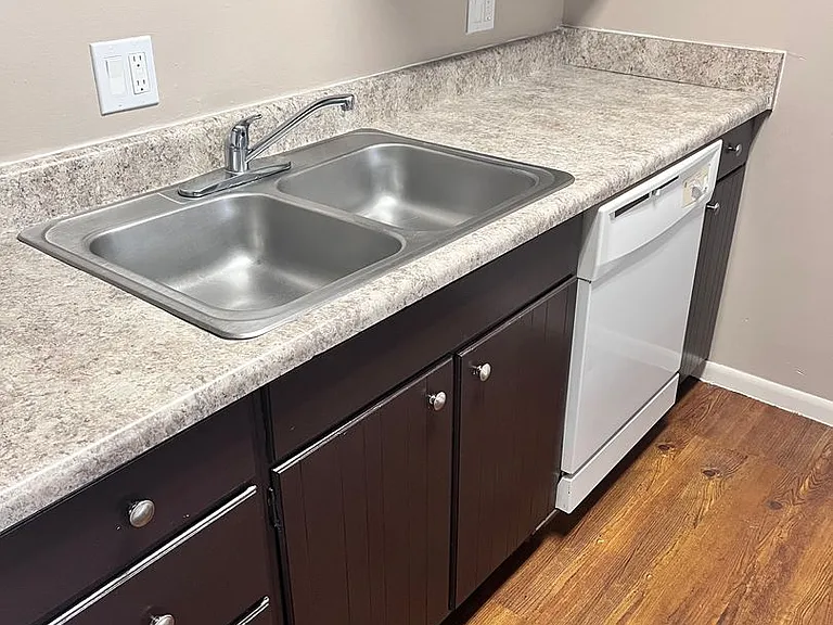 Bristol Square Apartments — Photo 176