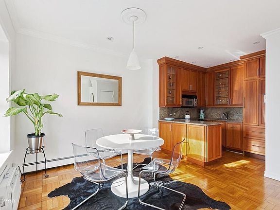 2nd image of 259 W 21st St