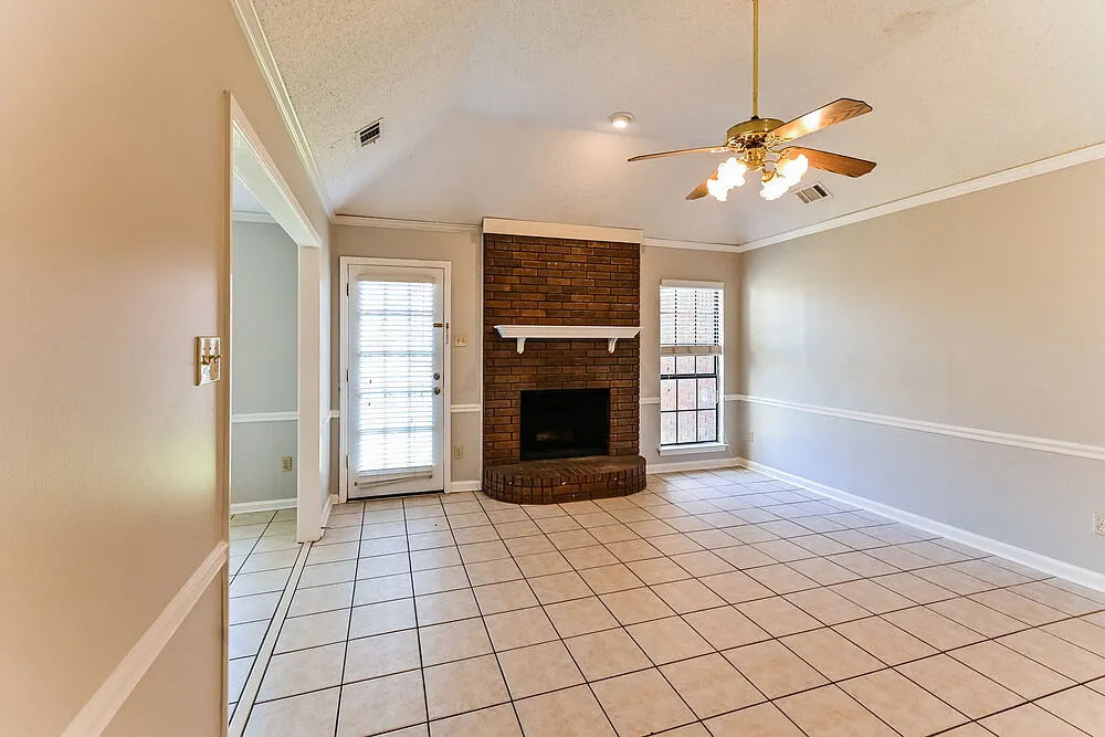 3 bed, 2.0 bath, 1407 sqft, $1,715 — Photo 4