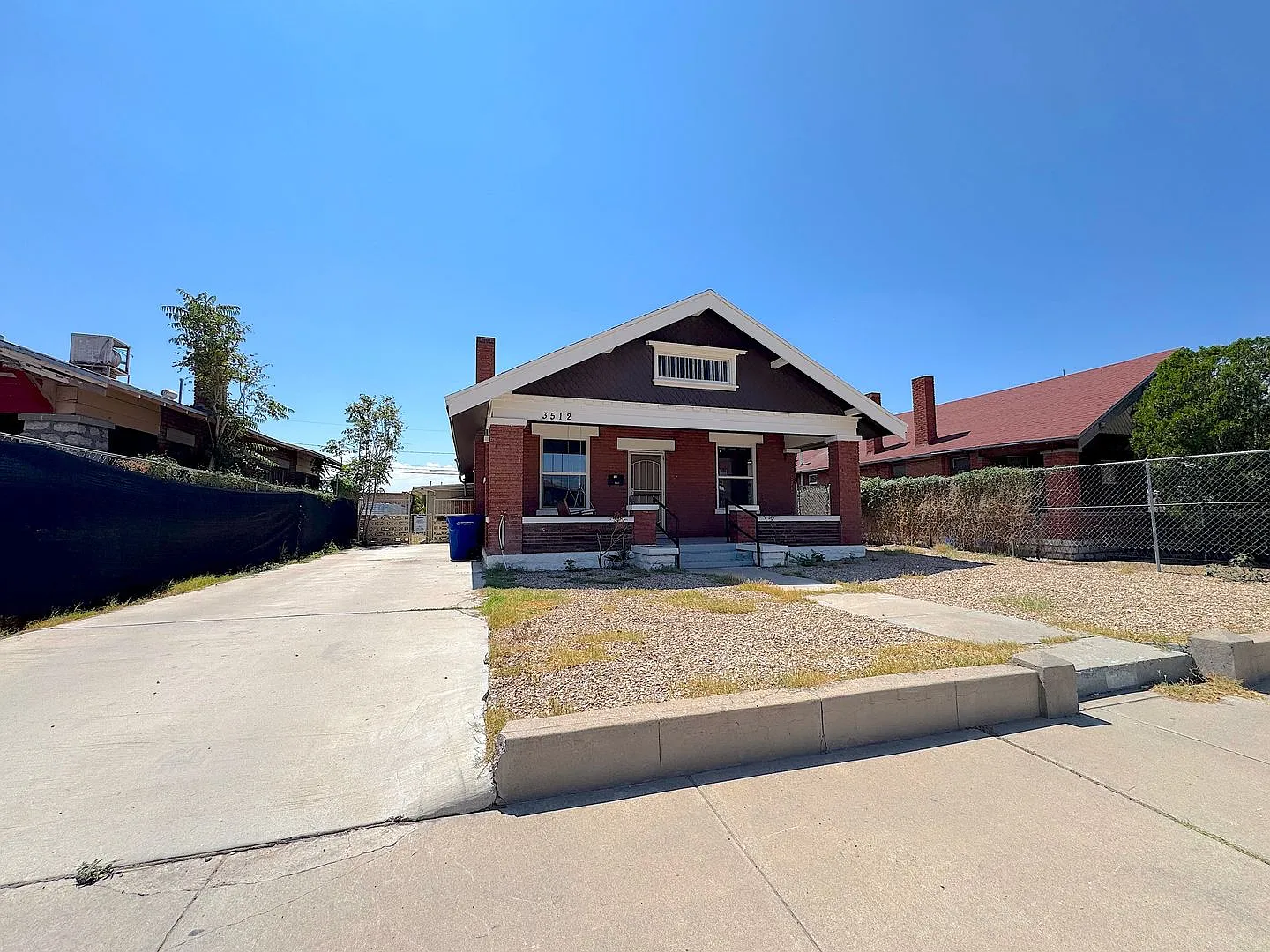 Updated Duplex with Historic Charm! 2bed/1bath Refrig A/C across from Park! Water & Gas Included! — Photo 2