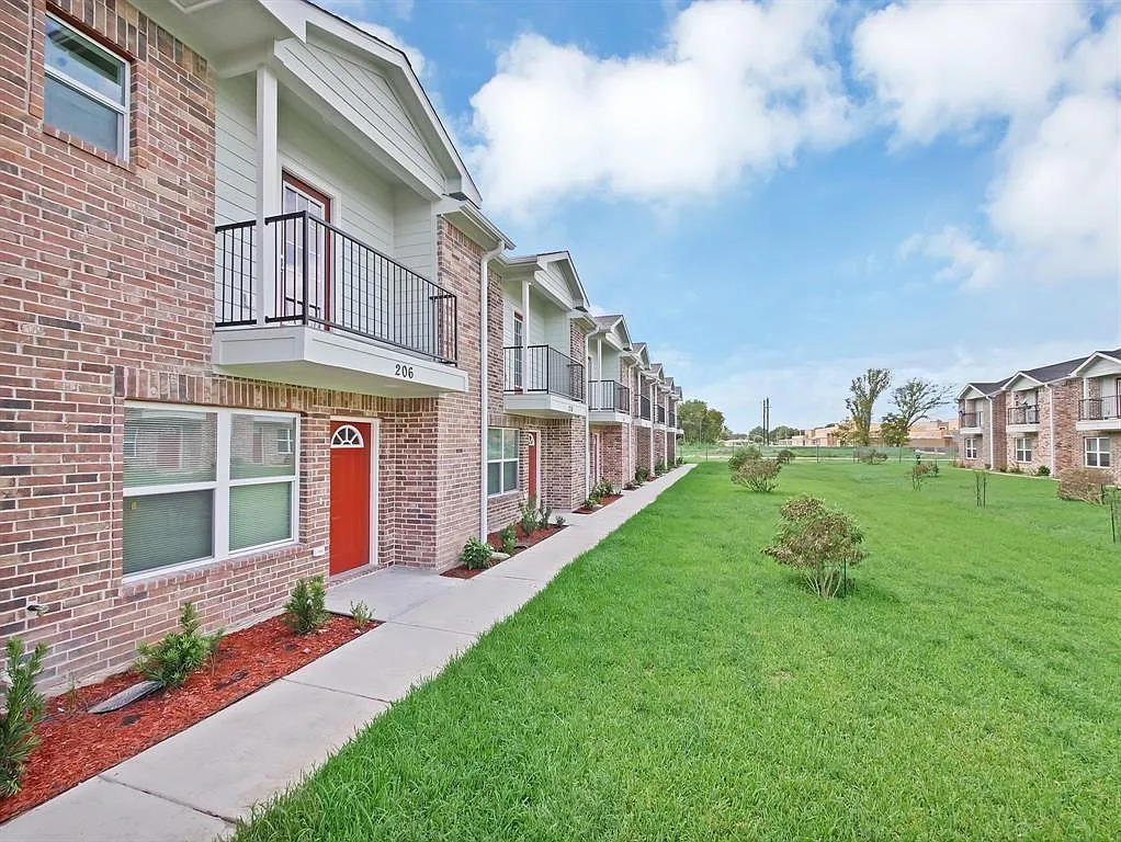 4 bed, 2.5 bath, 1443 sqft, $1,600 — Photo 1