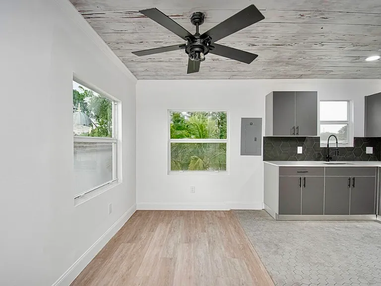 318 N E St — Photo 7