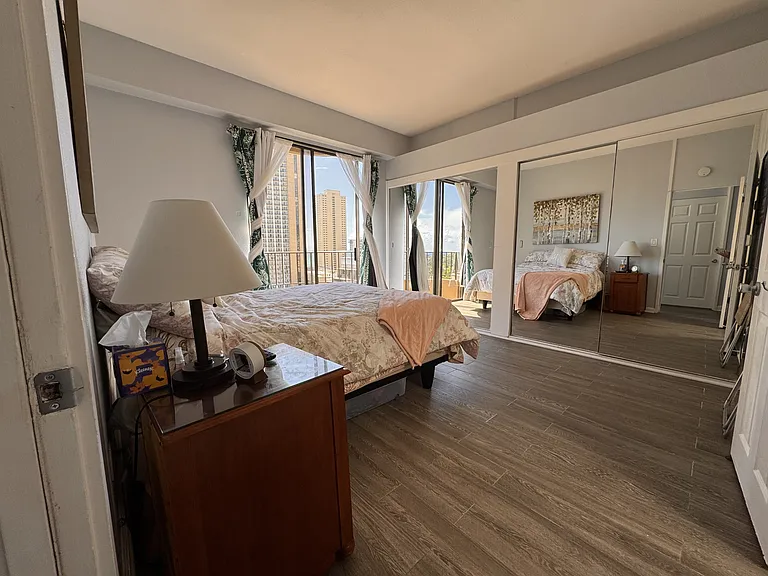 Master Bedroom, South Facing Lanai, Large Mirror Closet