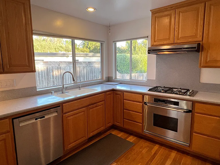 310 Alma Ln — Photo 17