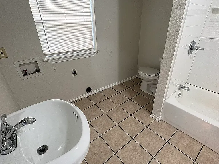 313 N Flat St — Photo 8