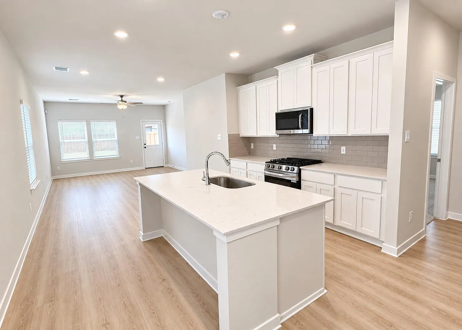 3 bed, 2.0 bath, 1388 sqft, $2,195 — Photo 3
