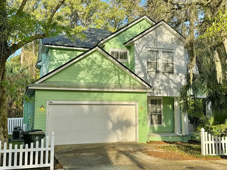 900 Paradise Ln — Photo 1