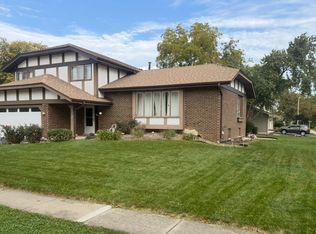 700 W 58th St, Westmont, IL 60559