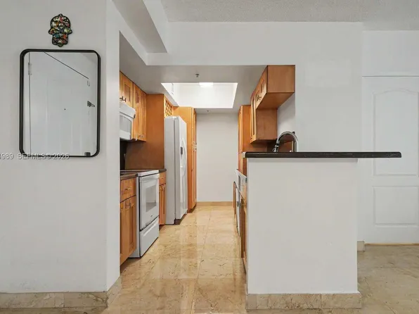 5085 NW 7th St APT 906, Miami, FL 33126