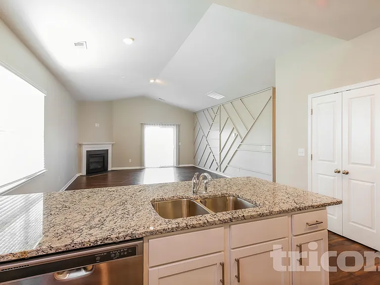 250 Fenwick Dr — Photo 6